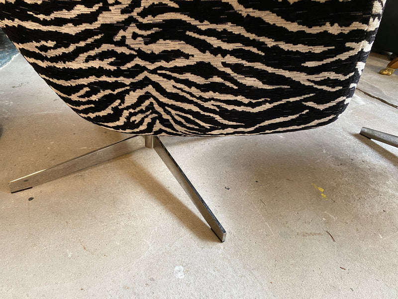 JAB Antstoetz 'Kent' Recliners and Footstool