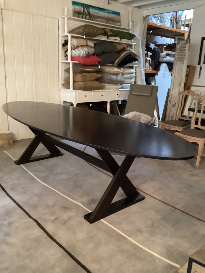 Apartmento 'Frank' Eliptical Table