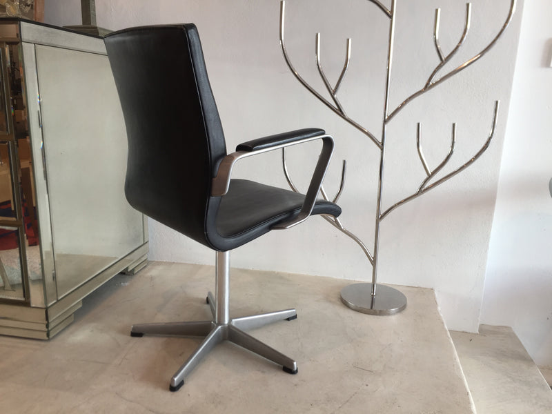 Fritz Hansen 'Oxford' Leather Swivel Chairs by Arne Jacobsen