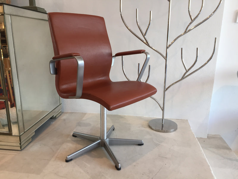 Fritz Hansen 'Oxford' Leather Swivel Chairs by Arne Jacobsen