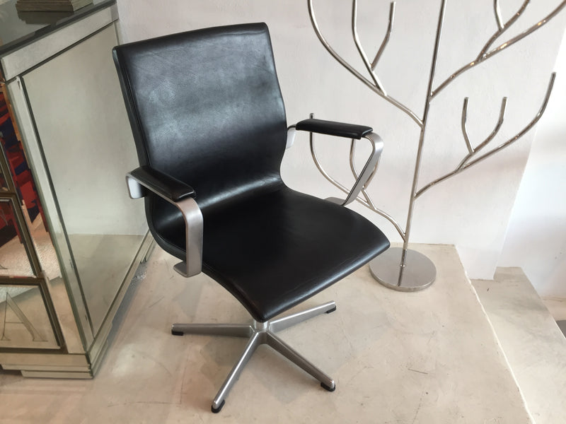 Fritz Hansen 'Oxford' Leather Swivel Chairs by Arne Jacobsen